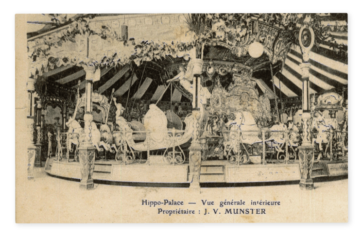 Carte postale ancienne représentant l'intérieur de Carrousel Salon Hippo Palace