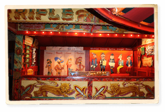 Vue d'ensemble des stands de tir du Musée des Arts Forains