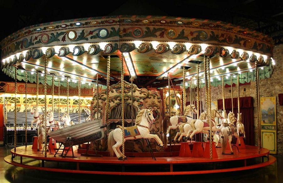 Vue d'ensemble du manège de chevaux de bois du Musée des Arts Forains
