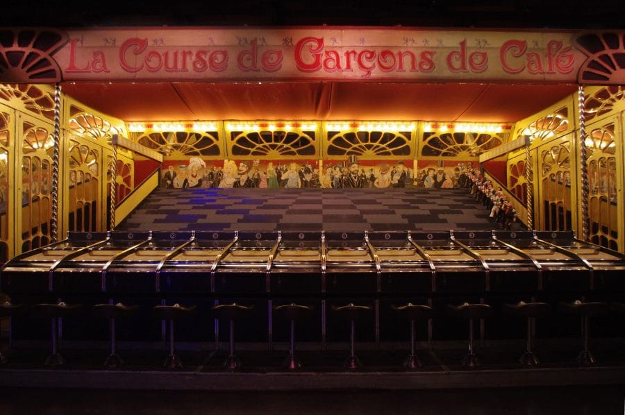 Vue d'ensemble de la course de garçons de café