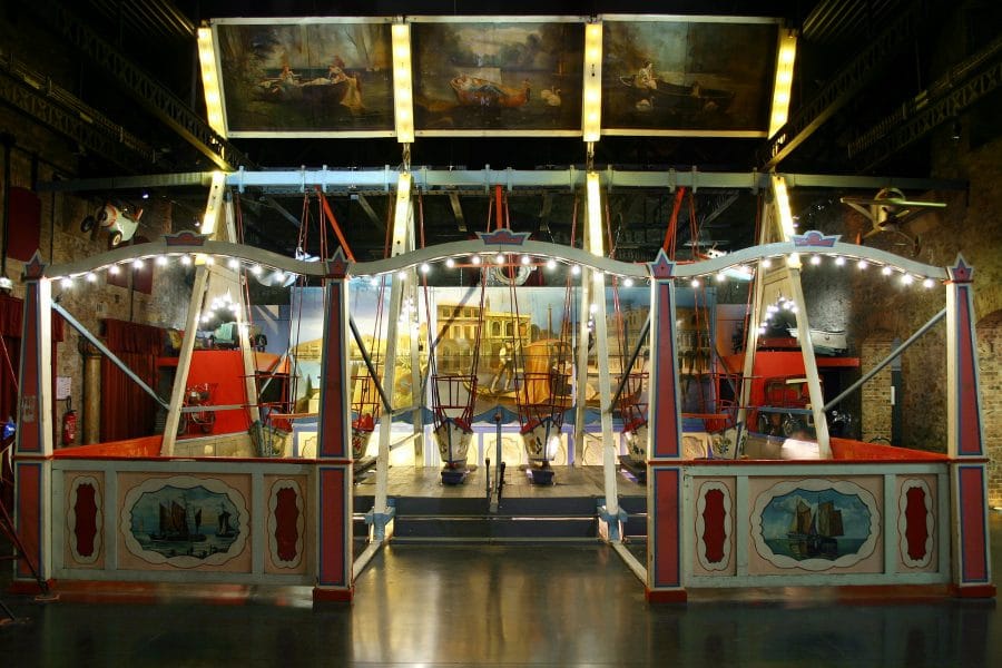 Vue d'ensemble des Balançoires Allemandes du Musée des Arts Forains