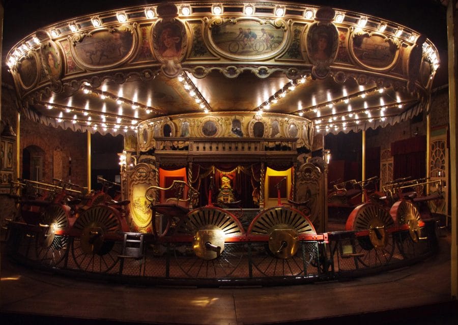 Vue d'ensemble du Manège de Vélocipèdes du Musée des Arts Forains